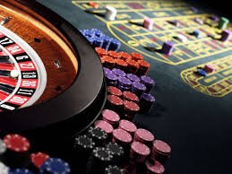 Suasana kasino virtual modern dengan berbagai permainan seperti roulette dan mesin slot